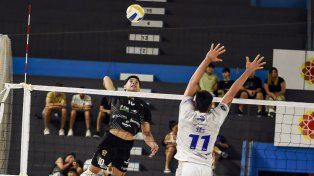 Valentino Rivero remata mientras Jeremías Sarmiento intenta bloquear. Los chicos de la Escuela cosecharon una importante victoria en el Aldo Cantoni.