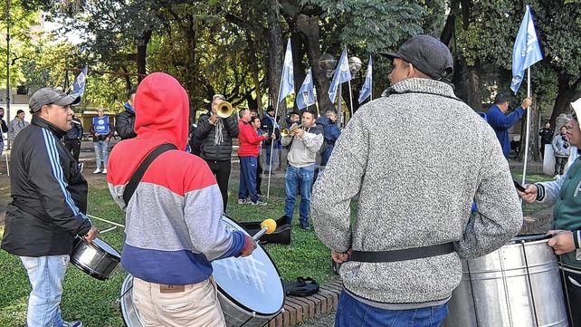 Militantes y sindicatos en apoyo del gobernador en la Legislatura.