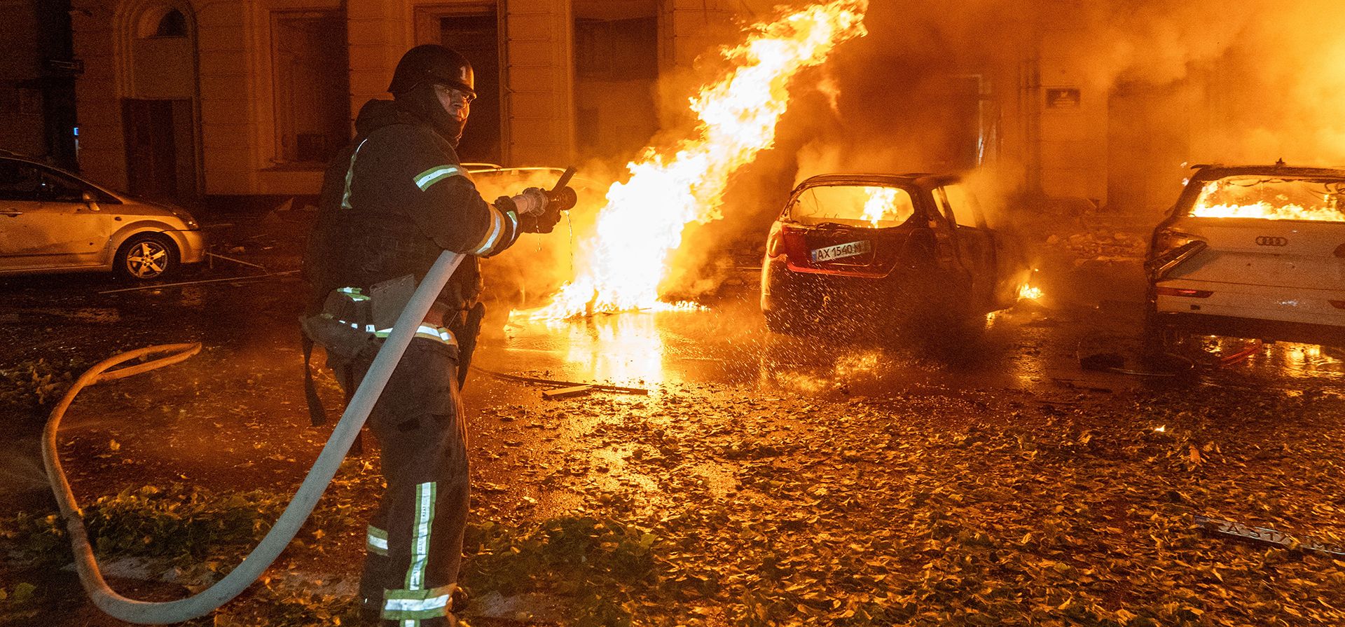 Un bombero apaga un incendio tras un ataque aéreo ruso contra un edificio residencial en Járkov, Ucrania, el martes 13 de octubre de 2026. (Foto AP/Andrii Marienko) Un bombero apaga un incendio tras un ataque aéreo ruso contra un edificio residencial en Járkov, Ucrania, el martes 13 de octubre de 2026. (Foto AP/Andrii Marienko)