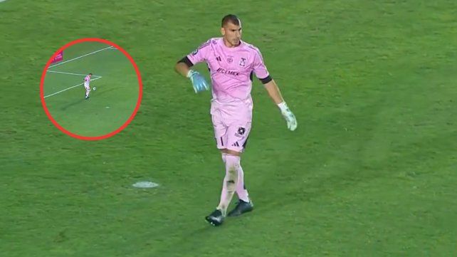 El Patón Guzmán dio la nota en la Copa de Campeones de la Concacaf con una particular jugada.