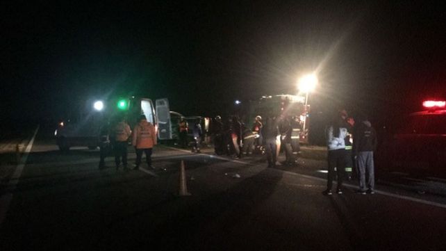 Un muerto y dos heridos graves al volcar una camioneta en la autopista a Córdoba
