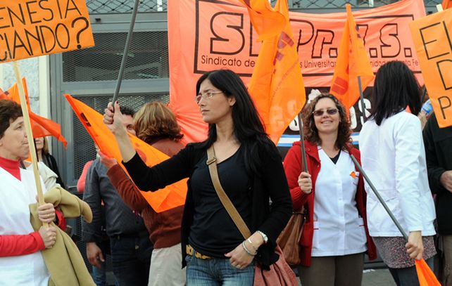 Los trabajadores reclaman deudas salariales y el pase a planta permanente. (Foto de archivo)