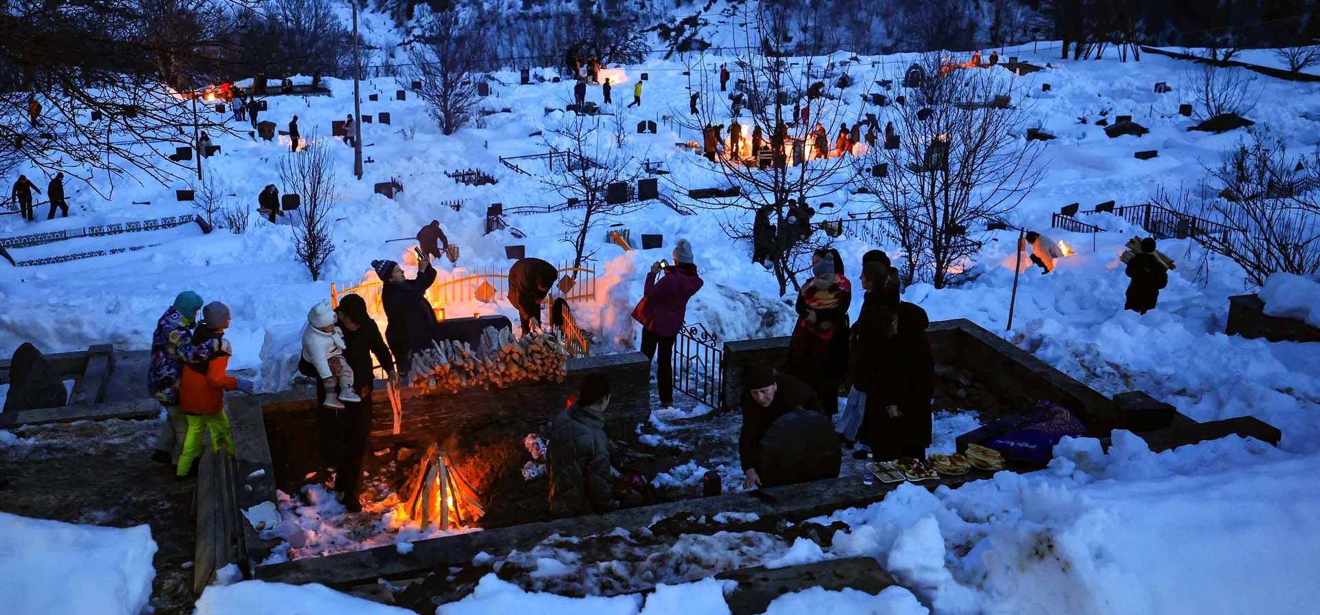 La gente participa en el festival folclórico de Lamproba, en lo alto de las montañas del Cáucaso. Se encienden antorchas y fuegos en oración por los muertos y por la llegada de la primavera, Mestia, Georgia. Fotografía: Giorgi Arjevanidze/AFP/Getty La gente participa en el festival folclórico de Lamproba, en lo alto de las montañas del Cáucaso. Se encienden antorchas y fuegos en oración por los muertos y por la llegada de la primavera, Mestia, Georgia. Fotografía: Giorgi Arjevanidze/AFP/Getty