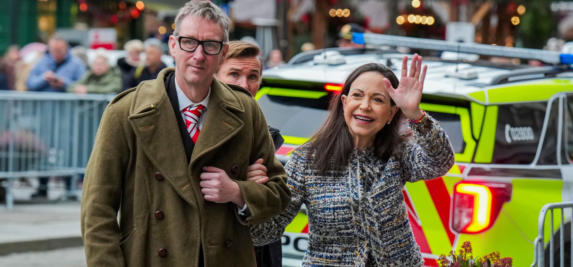 La ganadora del Premio Nobel de la Paz María Corina Machado con el líder adjunto del Comité Nobel Noruego, Asle Toje, izquierda, afuera del Gran Hotel en Oslo, el viernes 12 de diciembre de 2025. (Ole Berg-Rusten/NTB vía AP) La ganadora del Premio Nobel de la Paz María Corina Machado con el líder adjunto del Comité Nobel Noruego, Asle Toje, izquierda, afuera del Gran Hotel en Oslo, el viernes 12 de diciembre de 2025. (Ole Berg-Rusten/NTB vía AP)