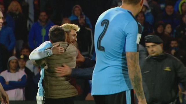 Messi hizo delirar al público, que no aguantó la euforia y terminó invadiendo la cancha