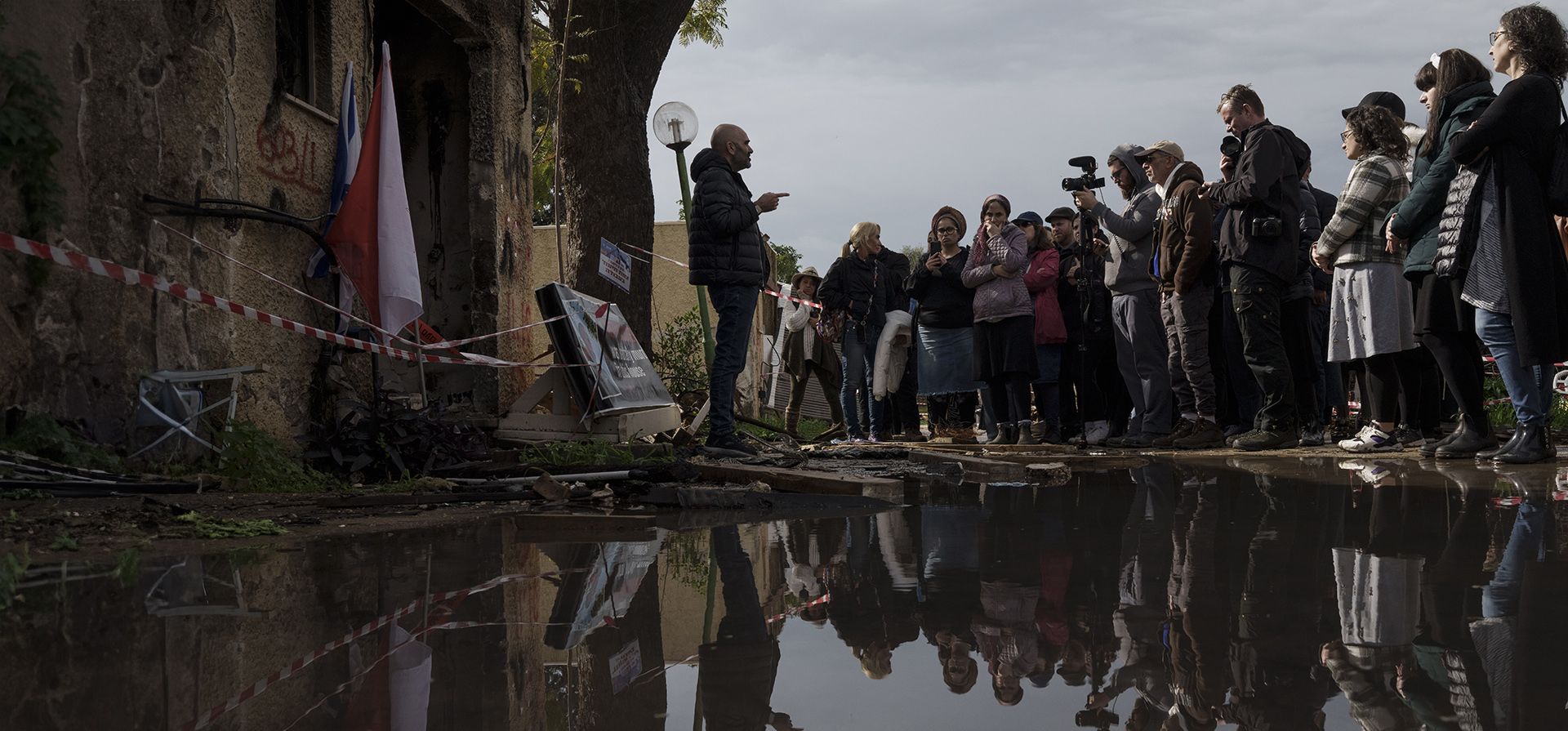 La gente escucha a un hombre hablar sobre el ataque transfronterizo de Hamas el 7 de octubre, mientras están frente a una casa dañada durante una visita al kibutz Kfar Azza, cerca de la Franja de Gaza, Israel, el lunes 29 de enero de 2024. (Foto AP/Leo Correa) La gente escucha a un hombre hablar sobre el ataque transfronterizo de Hamas el 7 de octubre, mientras están frente a una casa dañada durante una visita al kibutz Kfar Azza, cerca de la Franja de Gaza, Israel, el lunes 29 de enero de 2024. (Foto AP/Leo Correa)