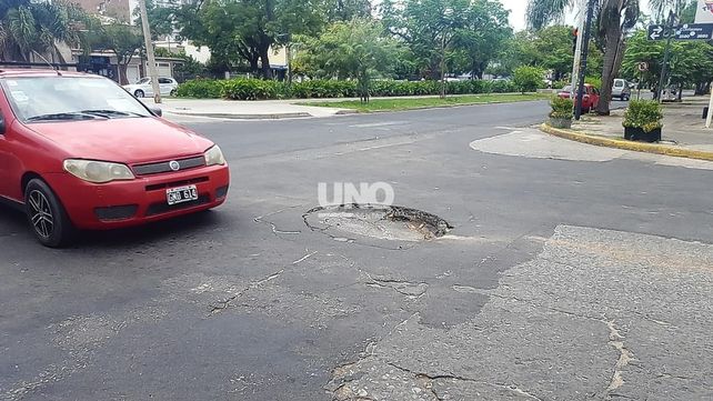 Tremendo pozo. Un socavón de importantes dimensiones apareció este martes por la mañana en la esquina oeste de avenida Freyre y Corrientes.&nbsp;