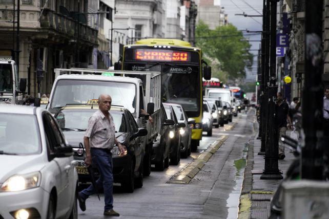 ¿Vuelve el cepo vehicular al microcentro?. La medida de cierre tuvo vigencia hasta 2003 en la city rosarina.