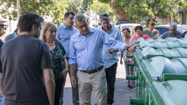 El intendente Pablo Javkin durante la entrega de los nuevos contenedores de residuos para los barrios La Guardia y Matheu.