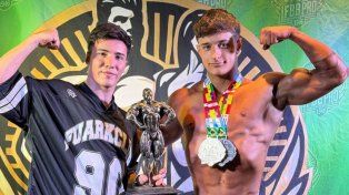 Ángelo Bellot con sus medallas, junto a su entrenador.