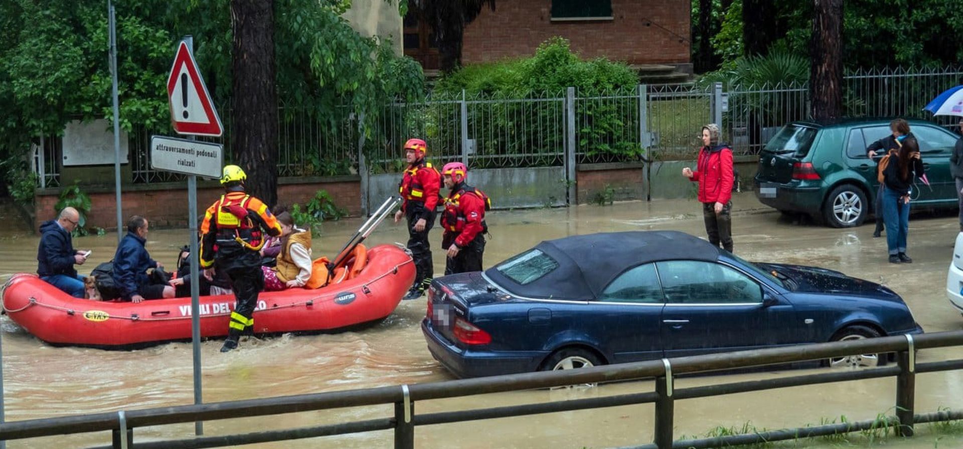 Miembros de los servicios de rescate ayudan a los residentes, en Faenza, cerca de Rávena, Italia. 