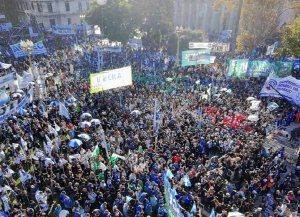 La CGT llamó a ponerle un límite a Javier Milei en la marcha por el Día del Trabajador