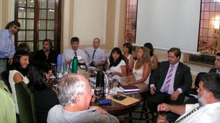La reunión paritaria con los gremios de los profesionales de la salud.