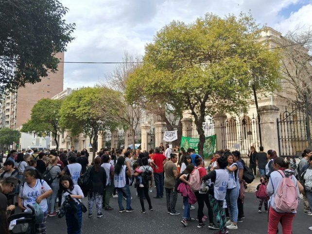 Una de las tantas protestas por la expropiación de la escuela realizada por los alumnos y alumnas de la Escuela Guido y Spano.