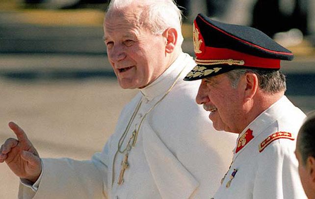 Visita papal. En abril de 1987 Juan Pablo II visitó Chile y compartió con el dictador el palco en la casa de gobierno.