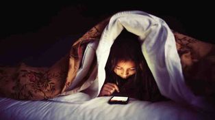 Los adolescentes que usan pantallas antes de irse a la cama duermen peor