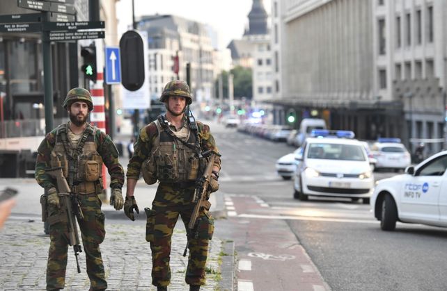 Soldados belgas neutralizaron la estación central de Bruselas por un presunto ataque terrorista.