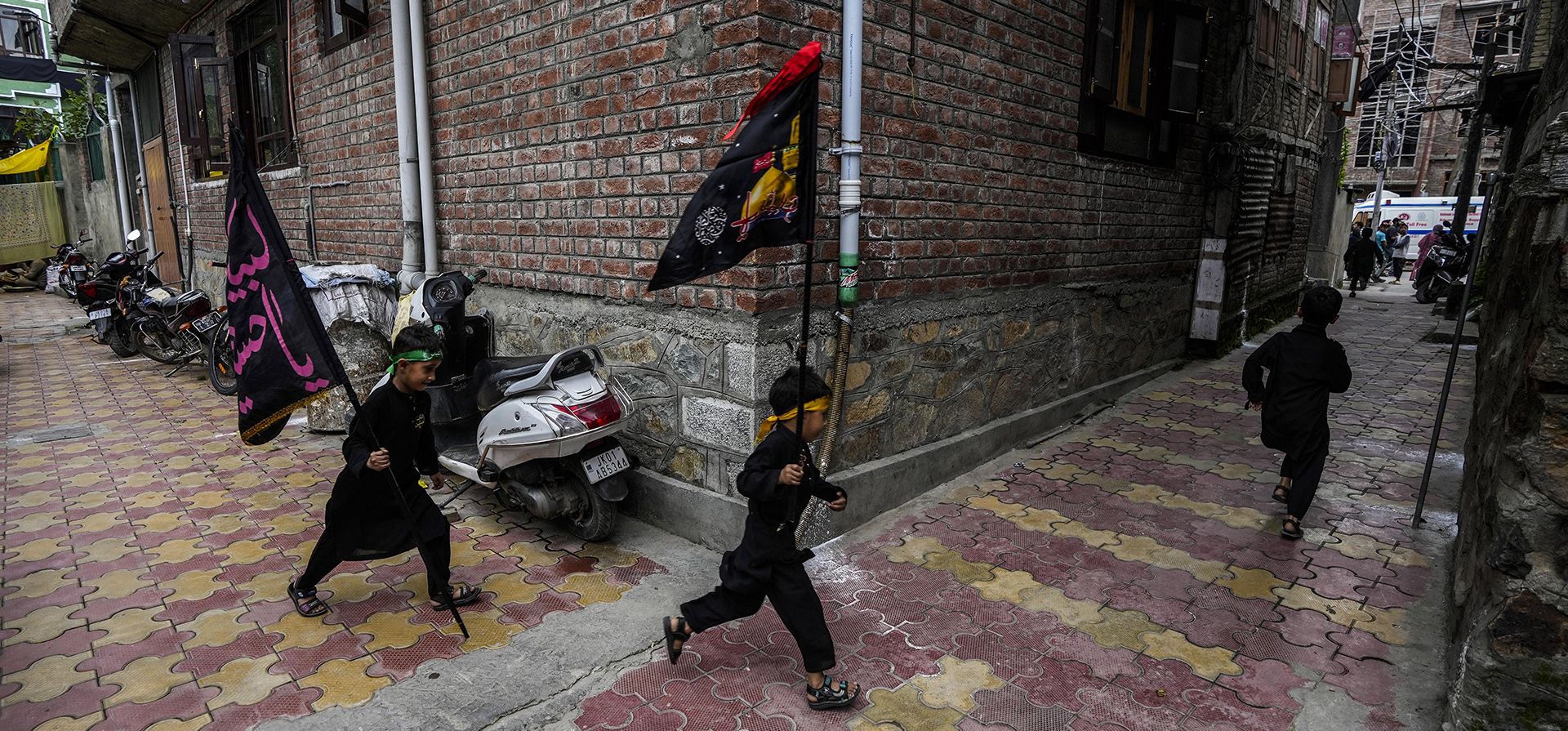Niños musulmanes chiítas de Cachemira corren con banderas religiosas para participar en una procesión de Muharram en Srinagar, Cachemira controlada por India, el jueves 4 de agosto de 2022. Muharram es un mes de luto en recuerdo del martirio del imán Hussein, nieto del profeta Mahoma.