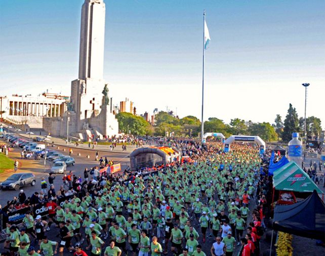 La media maratón partió esta mañana desde el Monumento Nacional a la Bandera.