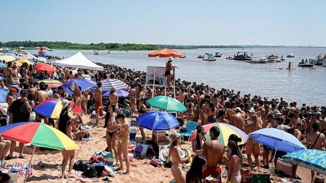 Una multitud vive a pleno la Fiesta de la Playa.