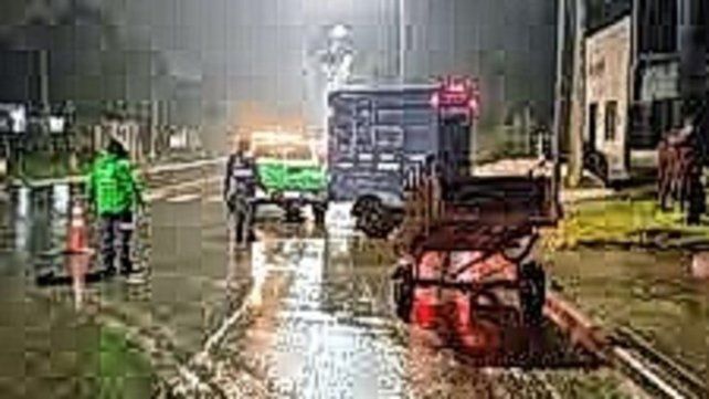 Una motociclista sufrió graves heridas tras chocar contra un carro y ser arrollada por un camión.