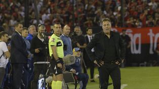 El gesto de Kudelka. Newells jugó mal y el buen entrenador rojinegro no ocultó su fastidio.