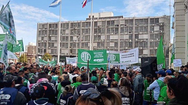 Los manifestantes del Paro de CGT CTA exigieron a Rogelio Frigerio y a legisladores el rechazo a Ley Bases y a políticas de ajuste del Gobierno de Javier Milei