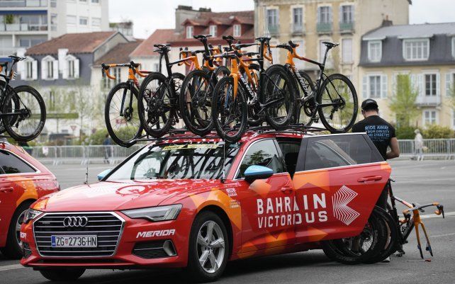 Un mecánico del equipo Bahrein Victorious prepara las bicicletas de los ciclistas antes de la decimoctava etapa de la carrera ciclista del Tour de Francia, el jueves 15 de julio de 2021.