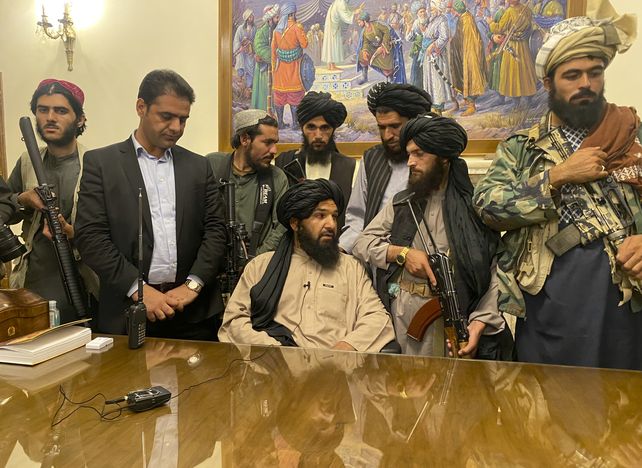 Una imagen emblemática. Talibanes ocupan el despacho del presidente en Kabul el domingo 15 de agosto.&nbsp;