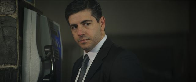 Marco Antonio Caponi como Luis Garrido