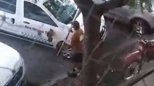 Se negó a pagarle a un cuidacoches y le destrozaron el auto