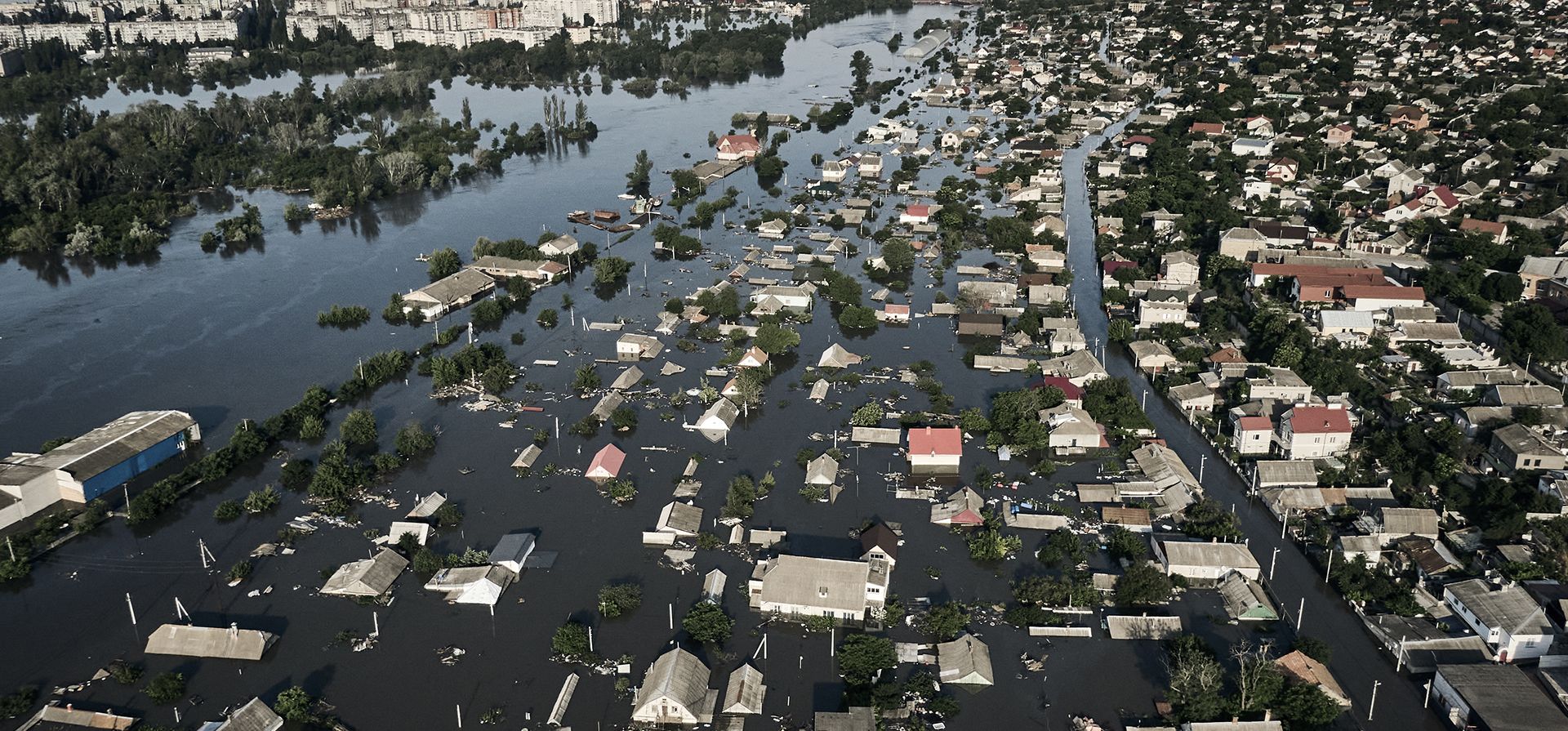 Las calles se inundan en Kherson, Ucrania, el miércoles 7 de junio de 2023 después del colapso de las paredes de la represa Kakhovka. Los residentes del sur de Ucrania, algunos de los cuales pasaron la noche en los tejados, se preparaban para un segundo día de crecientes inundaciones. (Foto AP/Libkos) Las calles se inundan en Kherson, Ucrania, el miércoles 7 de junio de 2023 después del colapso de las paredes de la represa Kakhovka. Los residentes del sur de Ucrania, algunos de los cuales pasaron la noche en los tejados, se preparaban para un segundo día de crecientes inundaciones. (Foto AP/Libkos)