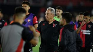 El DT de Newells, Ricardo Lunari, frente a un complejo partido en La Plata ante Gimnasia.