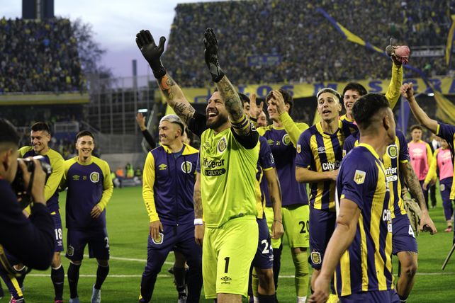 Fatura Broun encabeza el festejo de los jugadores de Central después del triunfo en el clásico. Fatura Broun encabeza el festejo de los jugadores de Central después del triunfo en el clásico.