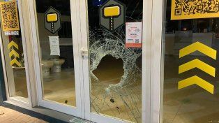 Los menores destruyeron la vidriera de un local comercial y robaron una hidrolavadora. La policía los encontró ocultos en una zona de maleza.