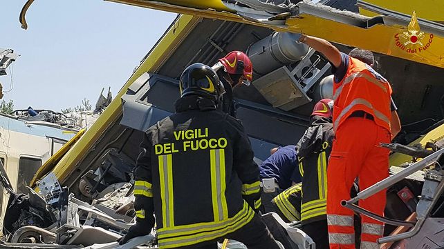 Desastre. Los bomberos siguen revisando los despojos para rescatar restos de las víctimas.