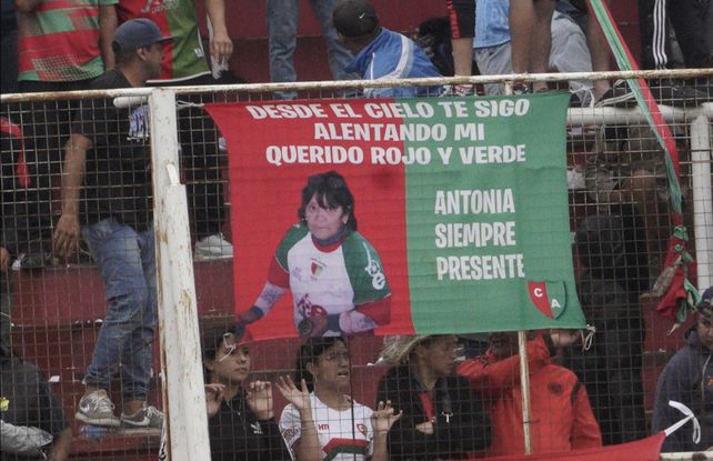 Antonia presente con el Coronel.  Una bandera de Aguirre en tributo a una reconocida hincha estuvo en el alambrado del Pocho Lavezzi con la inscripción: “ Antonia siempre presente”.