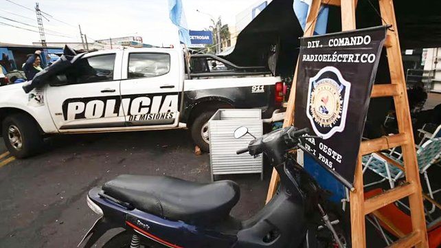 Docentes de Misiones piden mejoras en salarios y condiciones laborales a la vera de la ruta 12. Se suman a los policías que acampan desde la semana pasada en Posadas