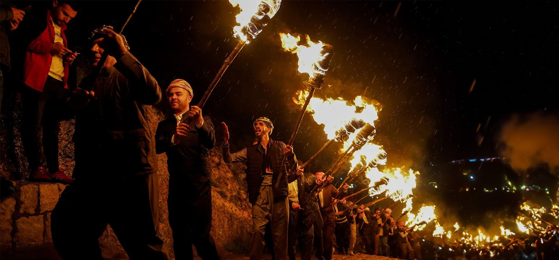 kurdos iraquíes llevan antorchas mientras celebran el Nowruz, un festival que marca el primer día de la primavera, así como el año nuevo kurdo y persa. El Nowruz está incluido en la lista del patrimonio cultural inmaterial de la humanidad de la Unesco, Akre, Irak. Fotografía: Ismael Adnan/Sopa Images/Rex/Shutterstock kurdos iraquíes llevan antorchas mientras celebran el Nowruz, un festival que marca el primer día de la primavera, así como el año nuevo kurdo y persa. El Nowruz está incluido en la lista del patrimonio cultural inmaterial de la humanidad de la Unesco, Akre, Irak. Fotografía: Ismael Adnan/Sopa Images/Rex/Shutterstock