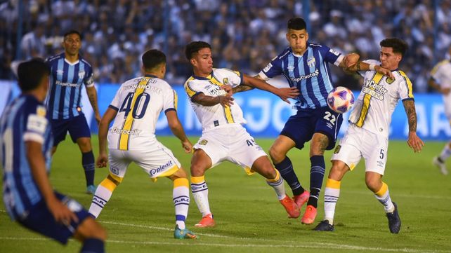 Pereyra la pelea contra Kevin Ortiz y Mac Allister, en el último Atlético Tucumán contra Central.