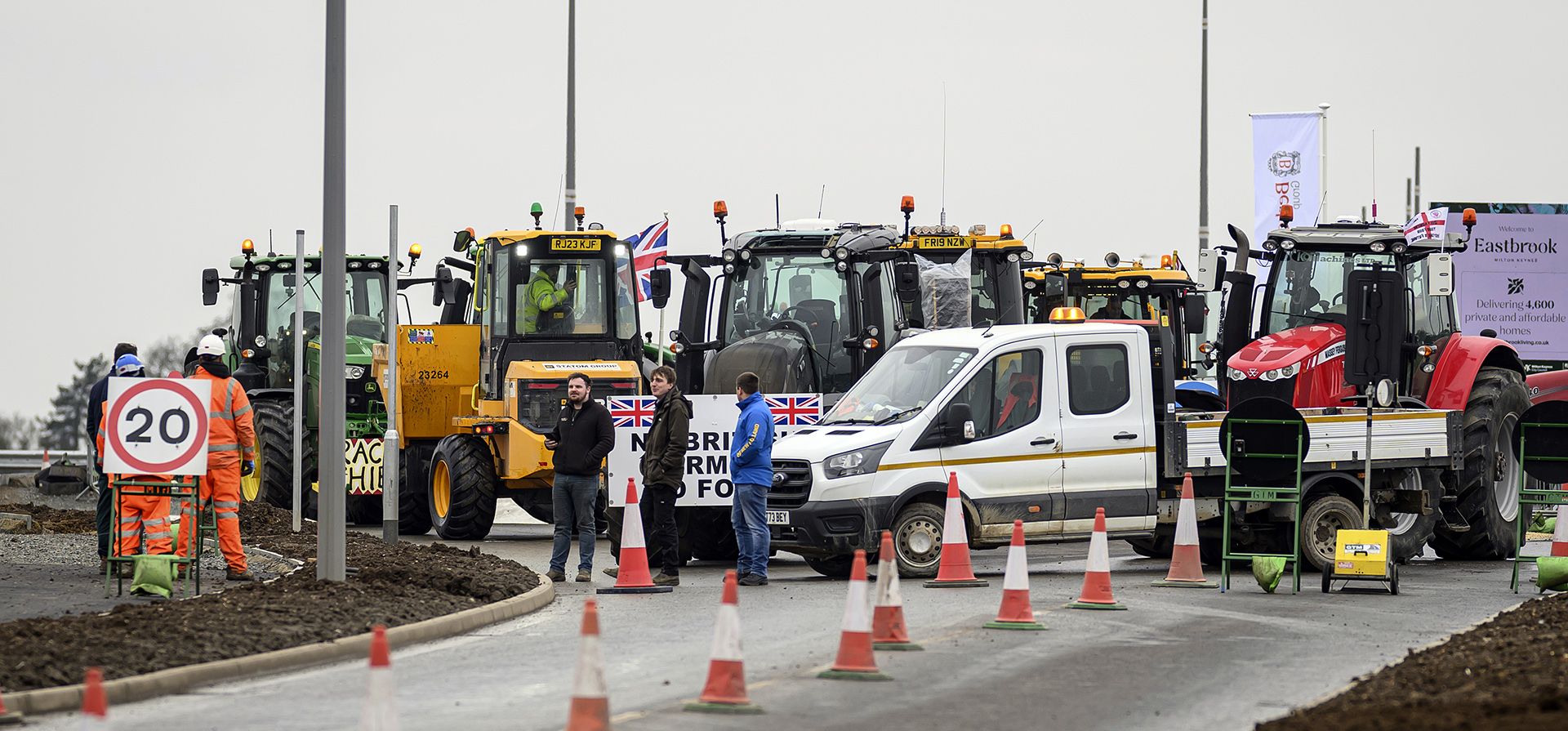 Miembros de una protesta agrícola bloquean la carretera mientras el primer ministro británico, Keir Starmer, visita el complejo de construcción de viviendas de Elverby, cerca de Newport Pagnell en Buckinghamshire, Inglaterra, el jueves 13 de febrero de 2025. (Leon Neal/Pool Photo via AP) Miembros de una protesta agrícola bloquean la carretera mientras el primer ministro británico, Keir Starmer, visita el complejo de construcción de viviendas de Elverby, cerca de Newport Pagnell en Buckinghamshire, Inglaterra, el jueves 13 de febrero de 2025. (Leon Neal/Pool Photo via AP)