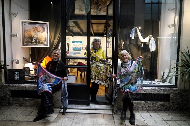 Las tres en el local del Pasaje Pan.