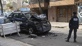 Patrullero embistió desde atrás a un colectivo en barrio Abasto: dos policías heridos