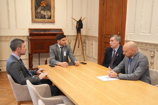 Ignacio Lamothe (izquierda), junto al gobernador de Santa Fe, Maximiliano Pullaro, y los ministros de Economía, Pablo Olivares, y de Producción, Gustavo Puccini.