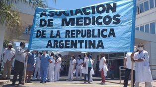 Desde el inicio de la pandemia, los médicos protagonizaron protestas en pos de que se les reconozcan derechos.
