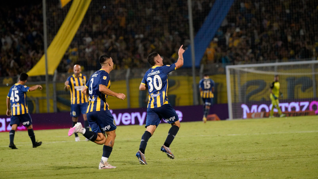 Tomás OConnor celebra su gol y se suma al festejo Agustín Sández. Central derrotó a Instituto por 1 a 0 en el Gigante.