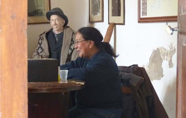 Una santa. Rosita Figueroa en su escritorio