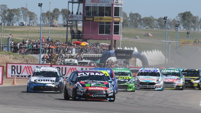 El venadense Franetovich comanda el pelotón, con una multitud de fondo. Después el neumático delantero derecho le arruinaría una gran performance.