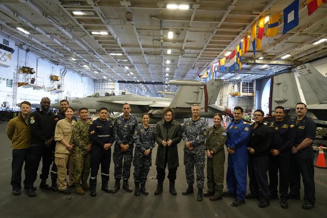 Acotada comitiva oficial en la visita del presidente Milei al portaaviones USS Nimitz