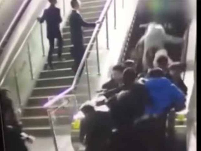 El cambio de dirección de una escalera mecánica provoca un grave accidente